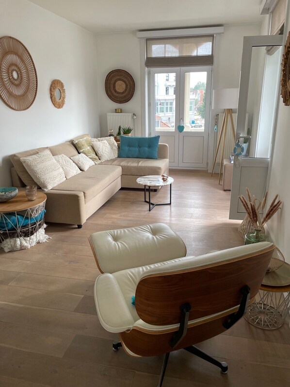 TV connectée, livres, chaîne hi-fi