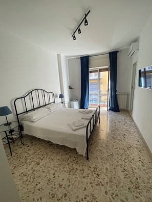 1 habitación, escritorio, wifi gratis y ropa de cama