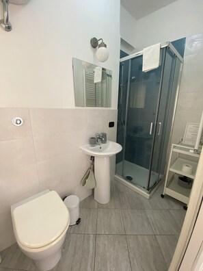 Ducha, secador de pelo, toallas, jabón