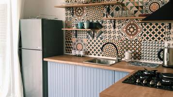 Fridge, oven, cookware/dishes/utensils