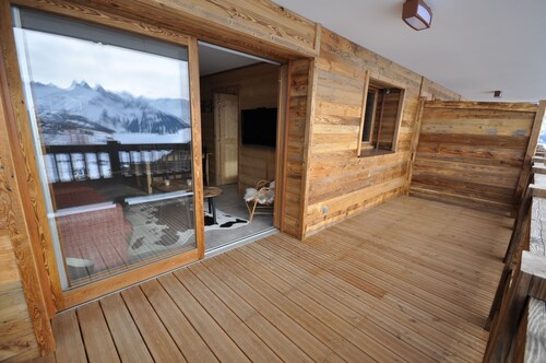 Appartement neuf et chaleureux avec vue panoramique, accès direct sur les pistes