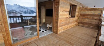 New and warm apartment with panoramic view, direct access to the slopes