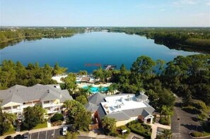 Une propriété située au bord d’un lac, comprenant plusieurs bâtiments, une piscine et un quai.