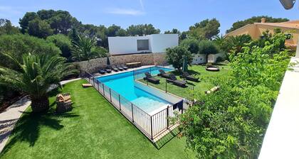 Galdanan talo! Upea 6 makuuhuoneen huvila uima-altaalla!