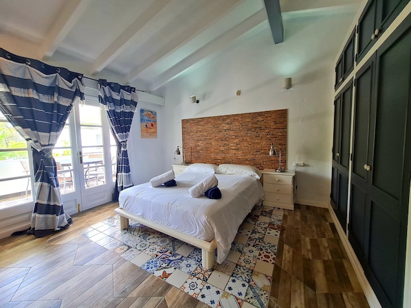 6 bedrooms, iron/ironing board, WiFi, bed sheets