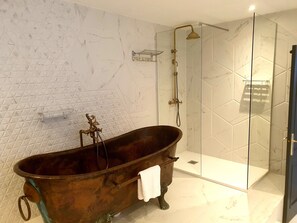 Badewanne, Haartrockner, Handtücher, Seife
