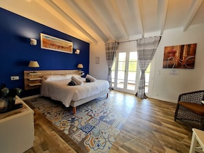 6 bedrooms, iron/ironing board, WiFi, bed sheets