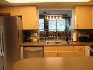 Fridge, microwave, oven, stovetop - Sandy Shores Villa near Sieta Key and other beaches (Sarasota)