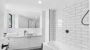 Baignoire, sèche-cheveux, serviettes fournies, papier toilette
