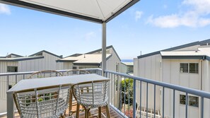 Outdoor dining - Stunning Beach Front Villa at Castaway Cove (Castaways Beach)