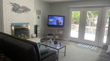 TV connectée, cheminée, lecteur de DVD, vidéothèque