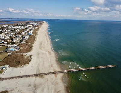 Walk to beach / Cozy 3-Bedroom /Wrap-around deck