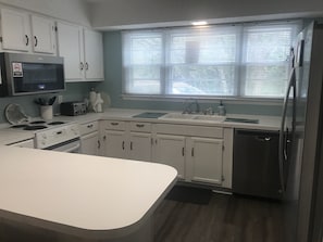 Geladeira, micro-ondas, fogão, cooktop