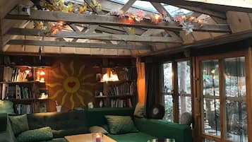 Una chimenea, una mesa de tenis de mesa, libros