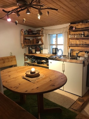 Réfrigérateur, four, plaque de cuisson, cafetière/bouilloire