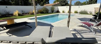 Villa contemporánea con aire acondicionado, 2 dormitorios, planta baja con jacuzzi SILENCIOSO