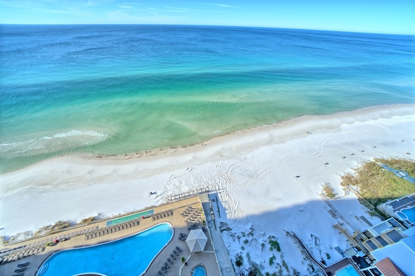 Sulla spiaggia, lettini da mare