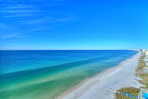 Ein Strand mit klarem, blauem Wasser und einem Sandufer.