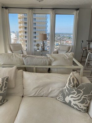 Smart TV, fireplace - Beautiful 3 bedroom, Treasure Island. Views from every room,hot tub, huge deck. (Panama City Beach)