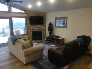 Smart TV, fireplace, ping pong, books