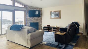 Een smart-tv, een open haard, een tafeltennistafel en boeken