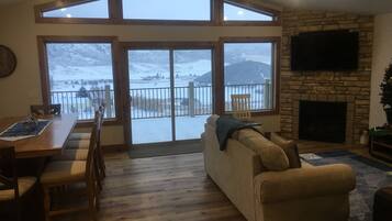 Een smart-tv, een open haard, een tafeltennistafel en boeken