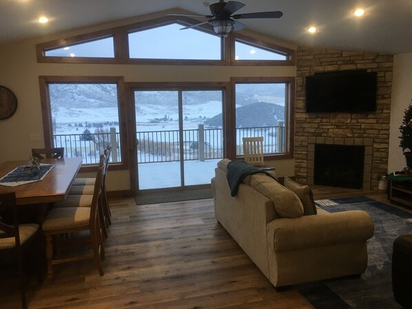 Smart TV, fireplace, ping pong, books