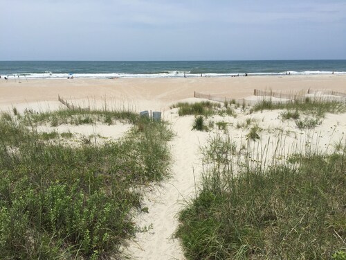 Beautiful Beach Condo with ocean view and 2 Pools!