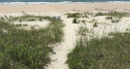 Beautiful Beach Condo with ocean view and 2 Pools!