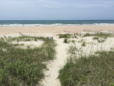 Beautiful Beach Condo with ocean view and 2 Pools!