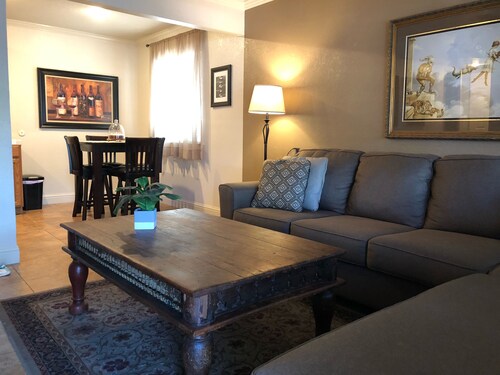 Entire  Fresno/Clovis 2 bedroom bungalow