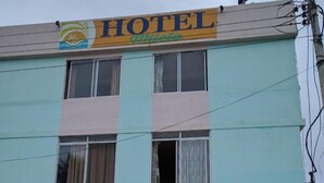 Un edificio de hotel con un cartel que dice 'HOTEL Millete'.