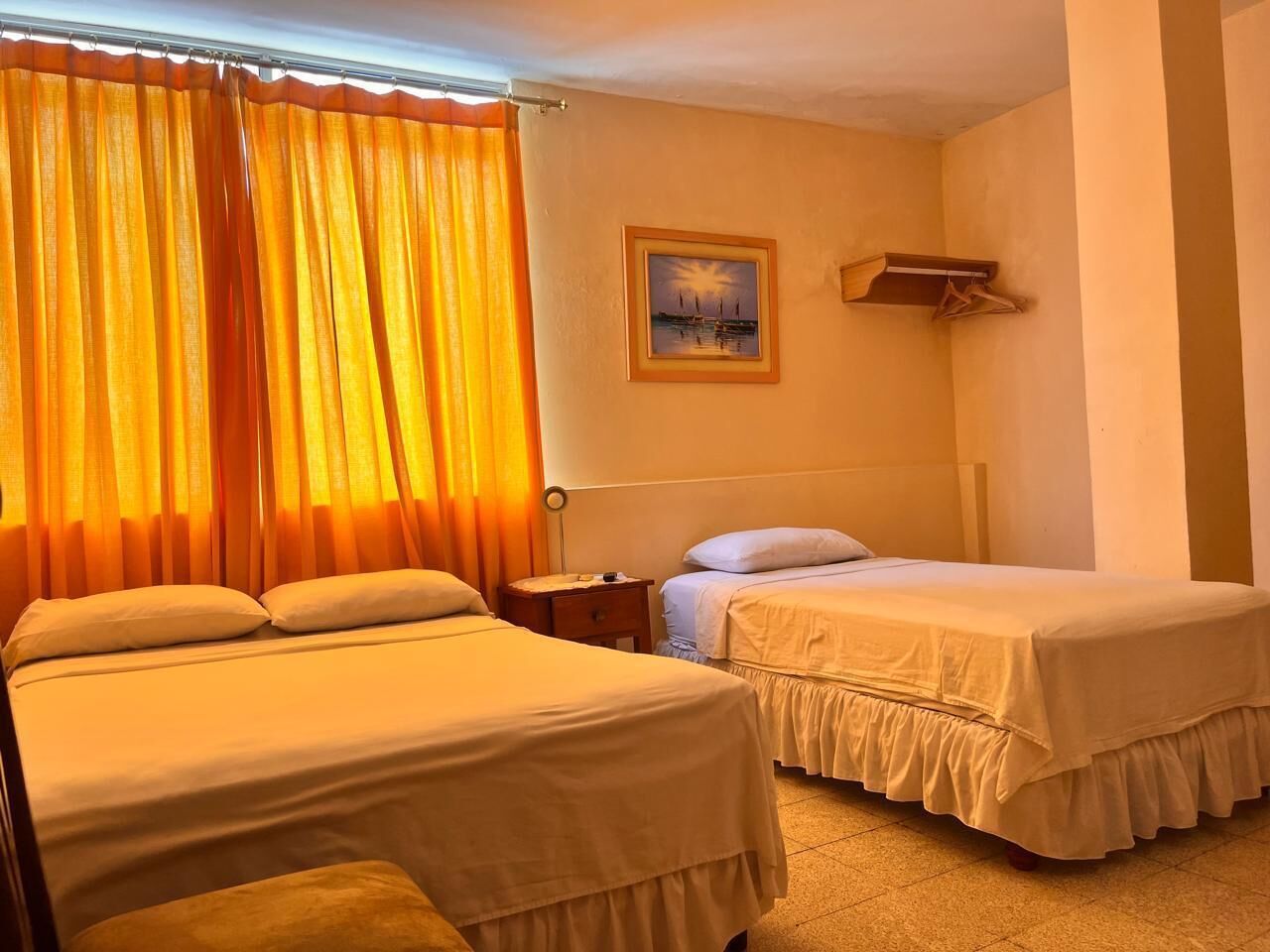 高级三人房, 多张床, 私人浴室 | 办公桌、免费 WiFi