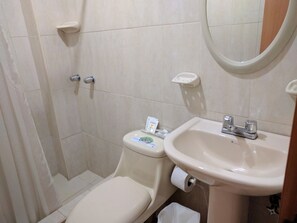 Een douche, handdoeken, zeep, shampoo
