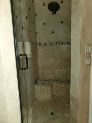 Ducha y bañera combinadas, secador de pelo, toallas y jabón