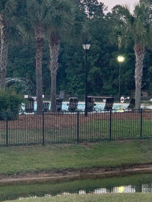 Property grounds - Take A Chance @111, this beautiful well decorated house w/lake across the street (Savannah)