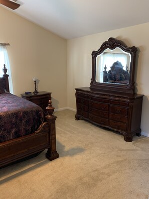 4 bedrooms, iron/ironing board, WiFi, bed sheets