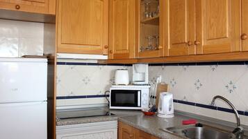 Refrigerador, microondas, horno, placa de cocina