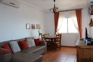 Televisie, een dvd-speler en een stereo