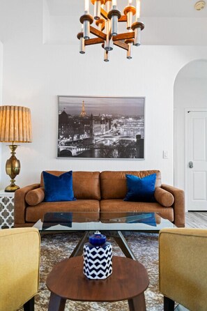 Smart TV, books, stereo