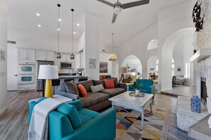 TV connectée, livres, chaîne hi-fi