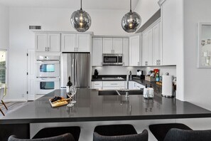 ثلاجة، ميكروويف، فرن، موقد طهي مسطح