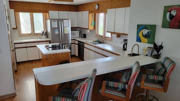 Kylskåp, mikrovågsugn, ugn och spishäll