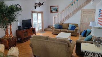 Platt-tv, dvd-spelare, bordsfotboll och böcker