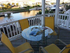 Outdoor dining - 4bd Canal Front home with an Elevator, dock, fenced back yard, 2 master suites (Ocean Isle Beach)
