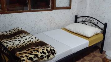 Langsir/tirai gelap terus, kalis bunyi, seterika/papan seterika