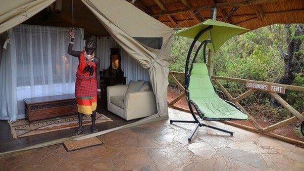 Una carpa con un toldo verde y un letrero que dice "GOVERNORS TENT".