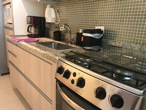 Refrigerador, microondas, horno y parrilla de estufa 
