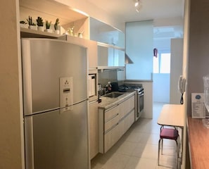 Geladeira, micro-ondas, fogão, cooktop