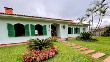 Vista frontal de la propiedad